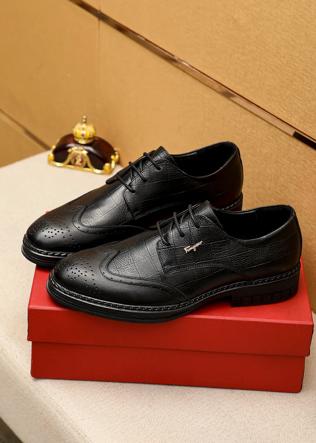 Men's shoes 💰462 💐 Product trademark: Ferragamo "Ferragamo" business leather shoes Regular size: 38-44 (45.46🉑️customized) Product materials: Selected imported first-layer calfskin upper, imported water-dyed cowhide leather lining. Strong three-dimensional visual effect, rubber outsole Color: 1⃣️color optional